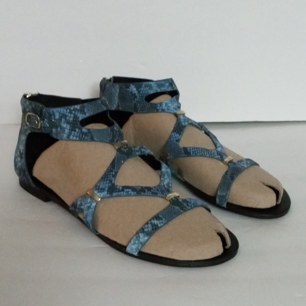 Steve Madden Gladiator Style Sandals 10B Blue Snake Print. Preowned